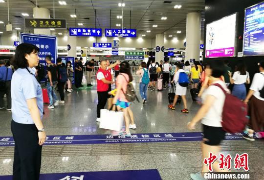 中国公民口岸通关不超30分钟 口岸不见排长龙