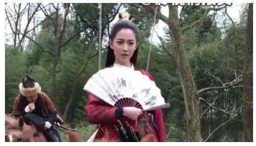 祝绪丹饰演的周芷若在网上曝光的照片看也是蛮漂亮的,希望演技能跟得上颜值