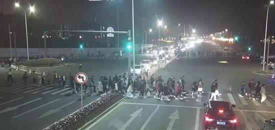 市民陆续经南湾大道前往观演区域