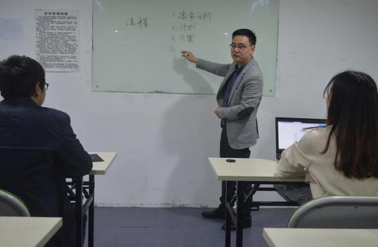 (兼任它石科技教学总监的胡中剑在为学员们讲课)
