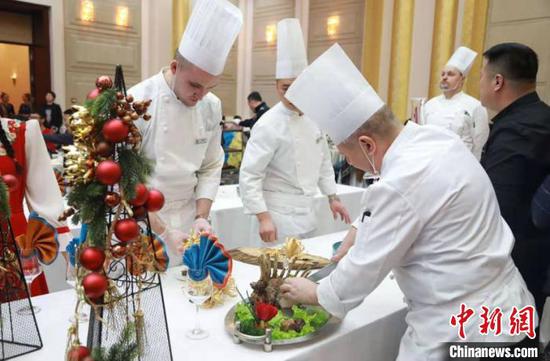 图为俄罗斯厨师现场制作美食。 张玮 摄