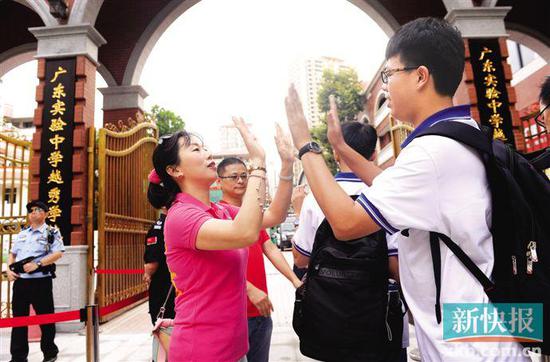 ■广东实验中学越秀学校考点,进场前考生与老师击掌加油。