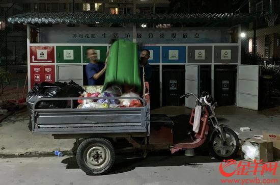 虽然有好的“楼道撤桶”分类投放点,但因分类效果不好,芳村花园的餐厨垃圾桶倒出来的都是没破袋混合垃圾。 梁怿韬 摄
