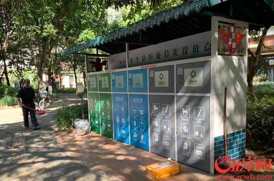 广州荔湾芳村花园小区现有的“楼道撤桶”分类投放点,日后将在荔湾其他社区升级后设置。 梁怿韬 摄