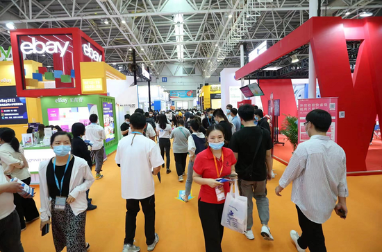 图注:跨交会上eBay展台吸引众多观众前来咨询