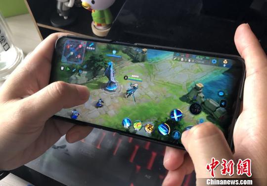 图为一款手机网络游戏(资料图)。 缪超 摄