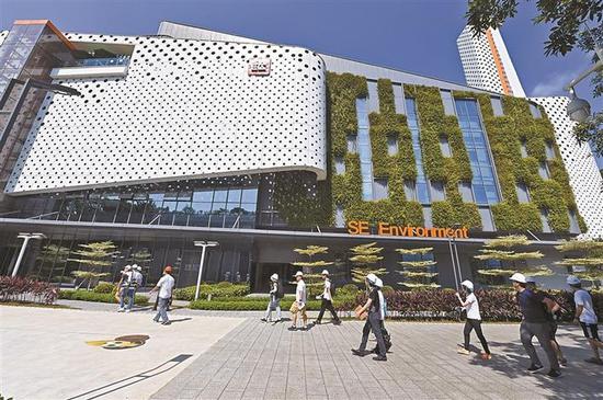 市民代表来到盐田垃圾发电厂。