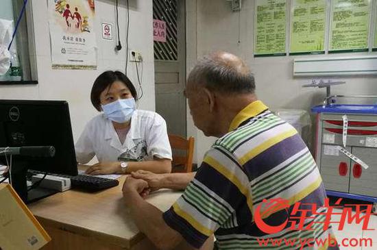 居民在黄花岗街社区卫生服务中心找家庭医生问诊