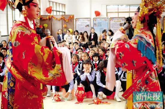 ■东沙小学的学生们欣赏粤剧《帝女花》。