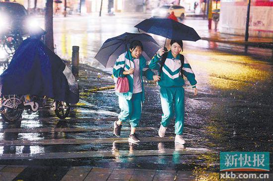 ▲昨日傍晚,广州突降大雨,市民在风雨中艰难前行。新快报记者 夏世焱/摄