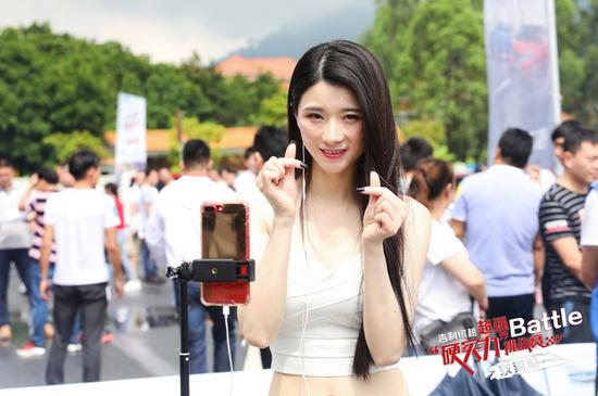 美女网红主播邀百万粉丝近距离了解吉利缤越的硬实力