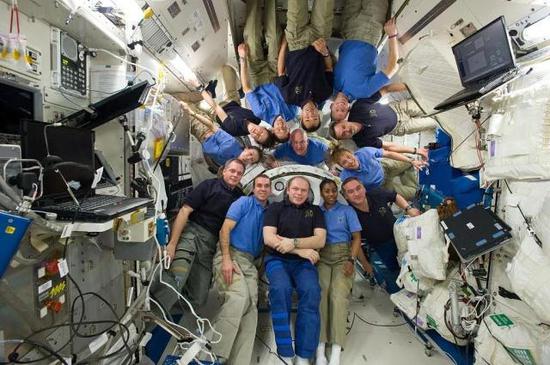 2010年4月，国际空间站的宇航员在Kibo浮动实验室合影。图/视觉中国