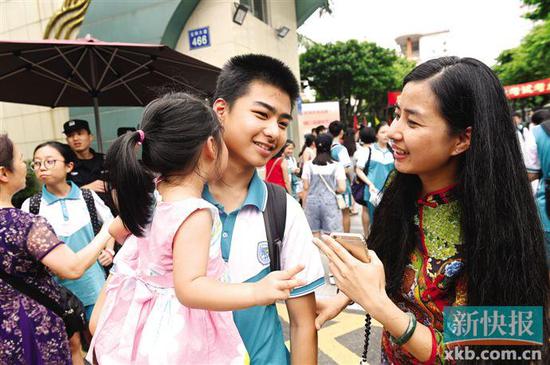 ■今年广州中考期间，不少家长到场为学生打气。（资料图）新快报记者 夏世焱/摄