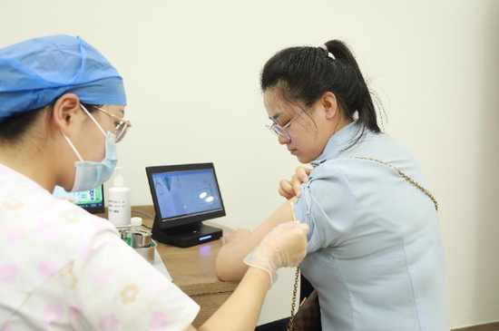 护士正在为市民接种HPV疫苗