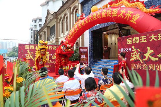 激情澎湃的舞狮表演，拉开了开业庆典仪式的序幕