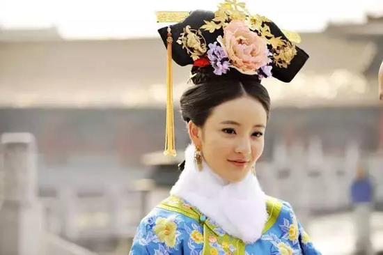 在郑爽《抓住彩虹的男人》里,她也凭下巴刷了不少存在感。