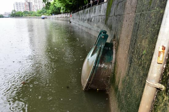 增埗河岸的雨水管盖紧闭。摄影/章轲