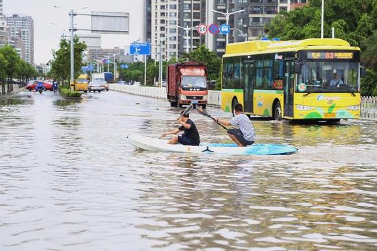 2018年6月6日,海南海口。受台风影响,暴雨造成城市部分路段积水内涝严重。