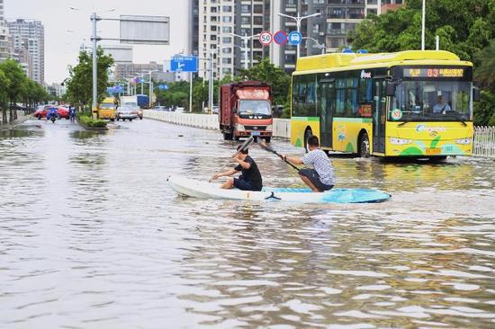 2018年6月6日，海南海口。受台风影响，暴雨造成城市部分路段积水内涝严重。