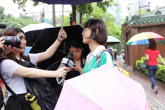 2018高考直播结束 风里来雨里去的记者都在