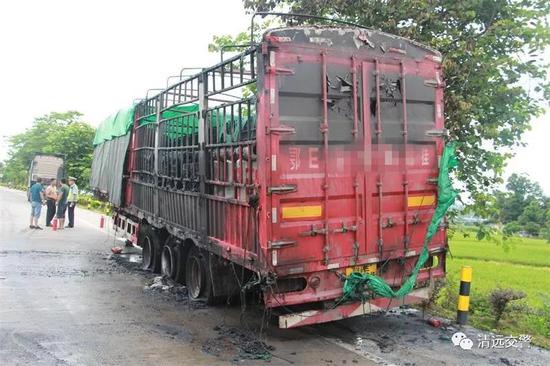 自燃后被烧焦的货车