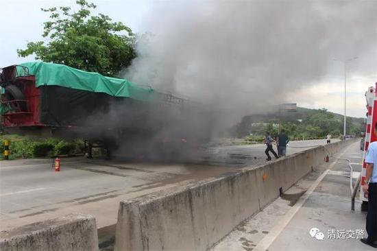 现场浓烟滚滚，险象环生