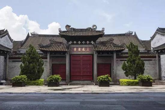 留耕堂内的三凤留芳牌坊(摄影许伟明)