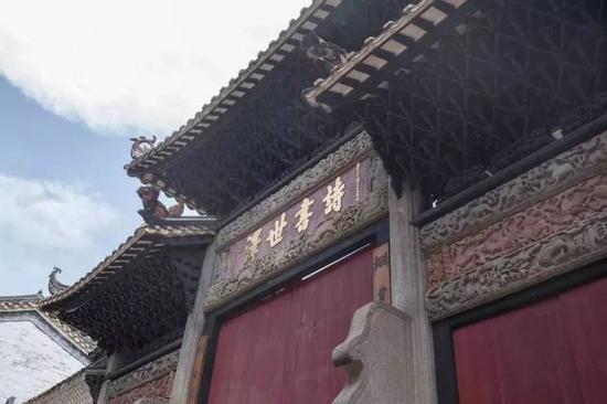 留耕堂内的诗书世泽牌坊(摄影许伟明)