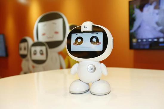 发布会现场小哈智能教育机器人H2新品展示图
