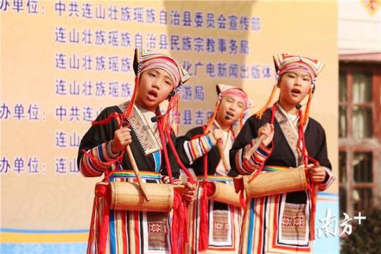 来自广西贺州市黄洞瑶族乡的瑶族小朋友演唱《瑶山童谣》。