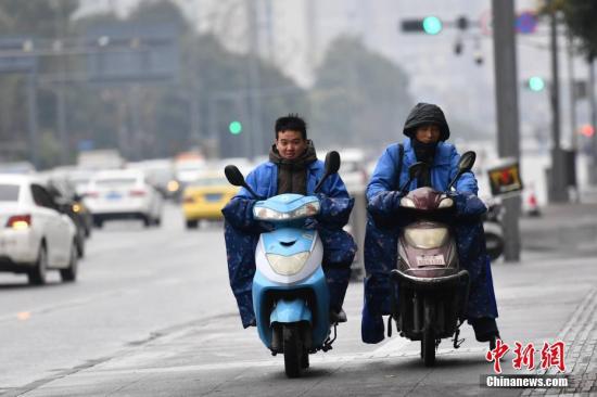 图为“全副捂装”出行的成都市民。 张浪 摄