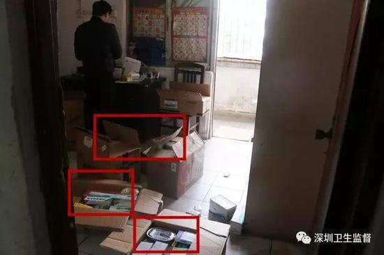 房间内还搜出了大批注射器,注射液和大量药物,阳台零散地堆放着医疗废物。
