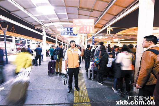 ■广州南站公交站场内,工作人员引导旅客乘车。通讯员供图