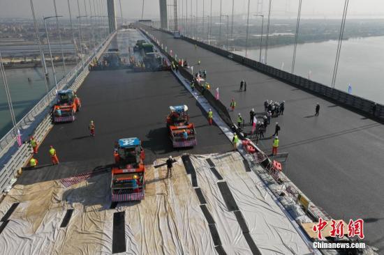 1月30日，粤港澳大湾区又一重要过江通道虎门二桥项目的两座主桥钢桥面环氧沥青铺装工程完成，预计今年5月1日前通车。中新社发 岳路建 摄