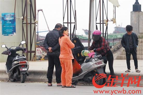 2月17日， 陆丰甲子镇瀛江码头附近， 一女子为路过的摩托车加散装汽油