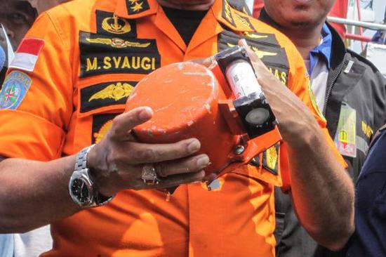当地时间2018年11月1日，印尼雅加达，搜救人员展示坠毁客机黑匣子。