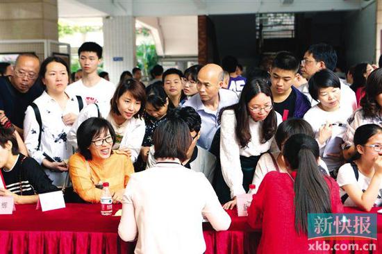 ■昨日，广东实验中学举行开放日，学生和家长到现场进行招生咨询。新快报记者 夏世焱/摄 