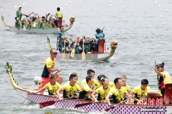 资料图：2015年“香港龙舟嘉年华”。中新社发 洪少葵 摄