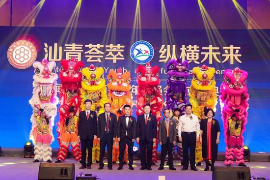 郭才武常委(中)、陈德敬书记(右二)、陈志胜书记(左二)、谢明华副书记(左一),林祖武会长(左三)、吴朝育执行会长(右三)、张桂珍监事长(右一)