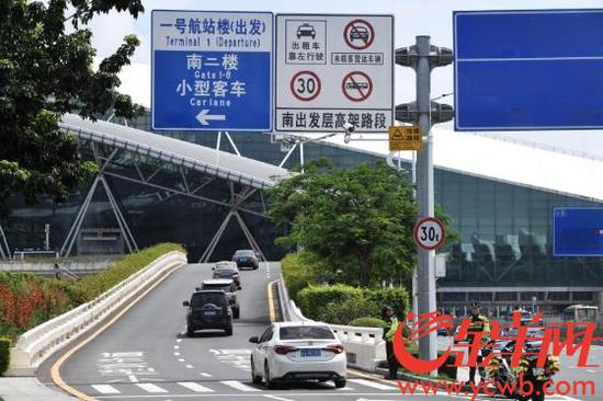 白云机场正式实施禁止空载营运车辆驶入出发层首日。金羊网记者 汤铭明 摄