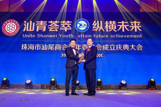 珠海市委郭才武常委为林祖武永远荣誉主席颁发任职牌匾