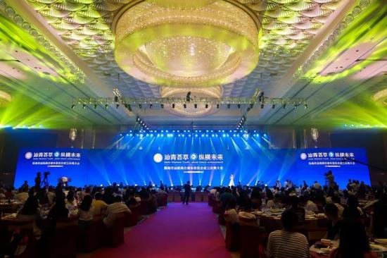 金碧辉煌的大厅、千人共聚