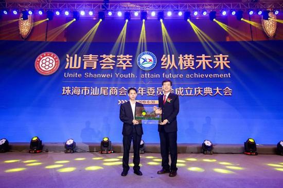 共青团珠海市委员会副书记、珠海市青年联合会主席谢明华为青委会授“菁创荟”牌匾