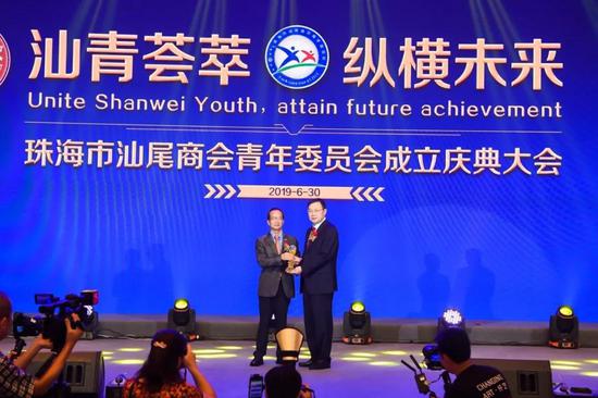 珠海市委郭才武常委为吴朝育主席颁发任职牌匾