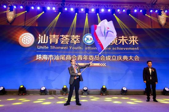 吴朝育主席接过青委会会旗,飘扬的会旗却承载着沉甸甸的责任与担当
