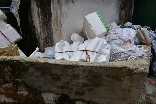 ▲废品收购站等大量堆积床垫、泡沫箱等物品,既影响环境又存在消防安全隐患