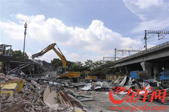 7月26日，广州南站附近一影响高铁运营违建被拆除