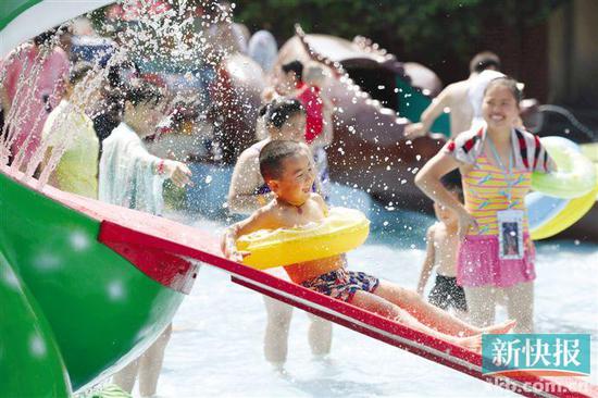 ■7月28日,人们在位于合肥的阿酋湾水上乐园戏水纳凉。新华社发