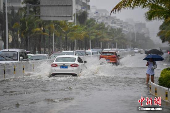 资料图：台风“韦帕”到来，车辆涉水通行。骆云飞 摄