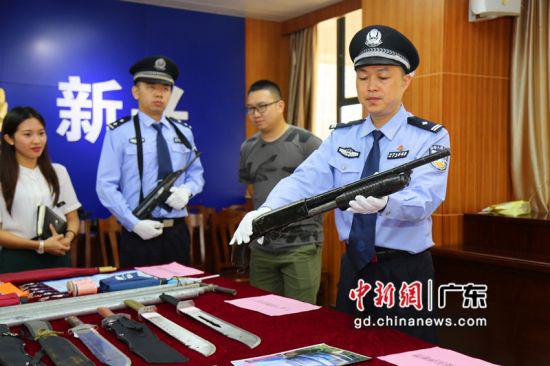 警方展示缴获的作案枪支。 严家乐 摄